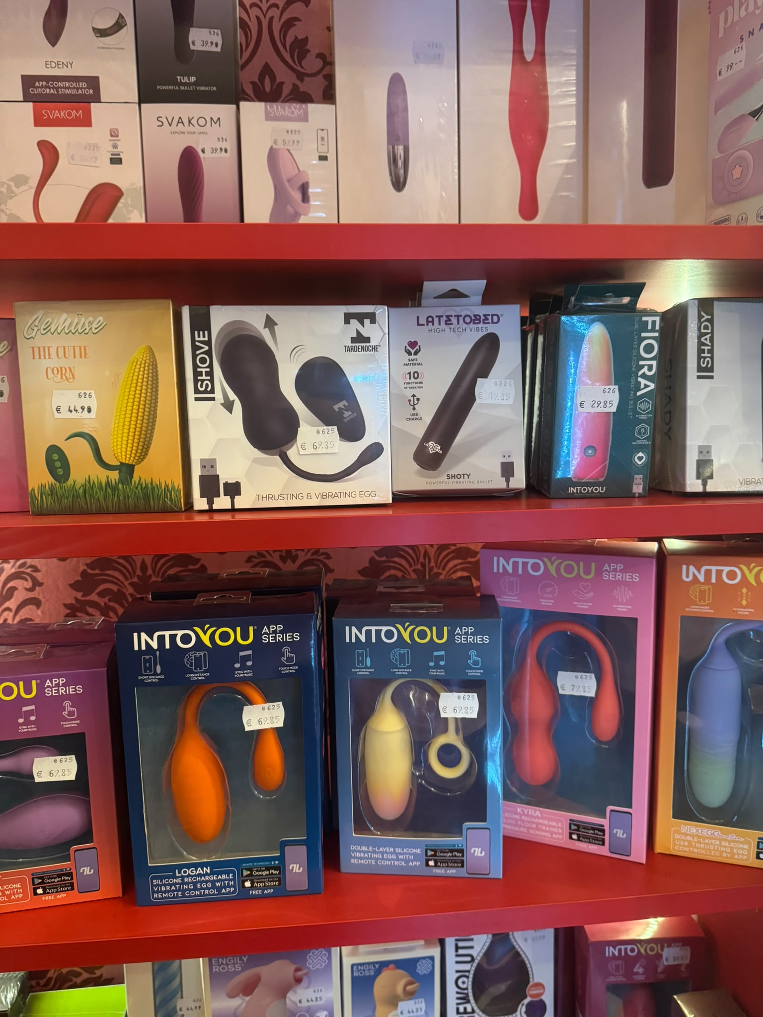 Verschiedene Toys im roten Regal